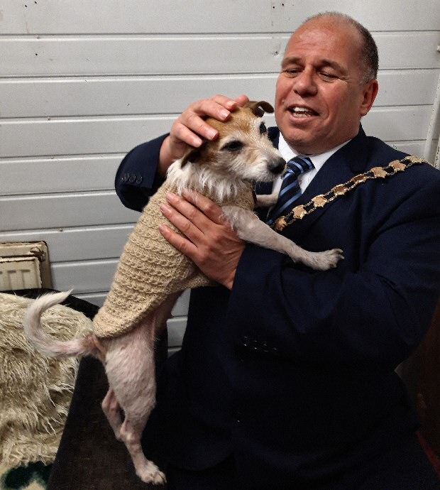 The Mayor making a new friend in Dot, being cared for at the Kennels whilst looking for her new loving home...